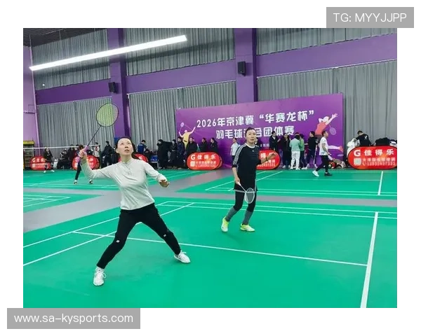 世界羽毛球混合团体赛举办地推动校园亲子观赛项目，羽毛球亲子双打趣味赛